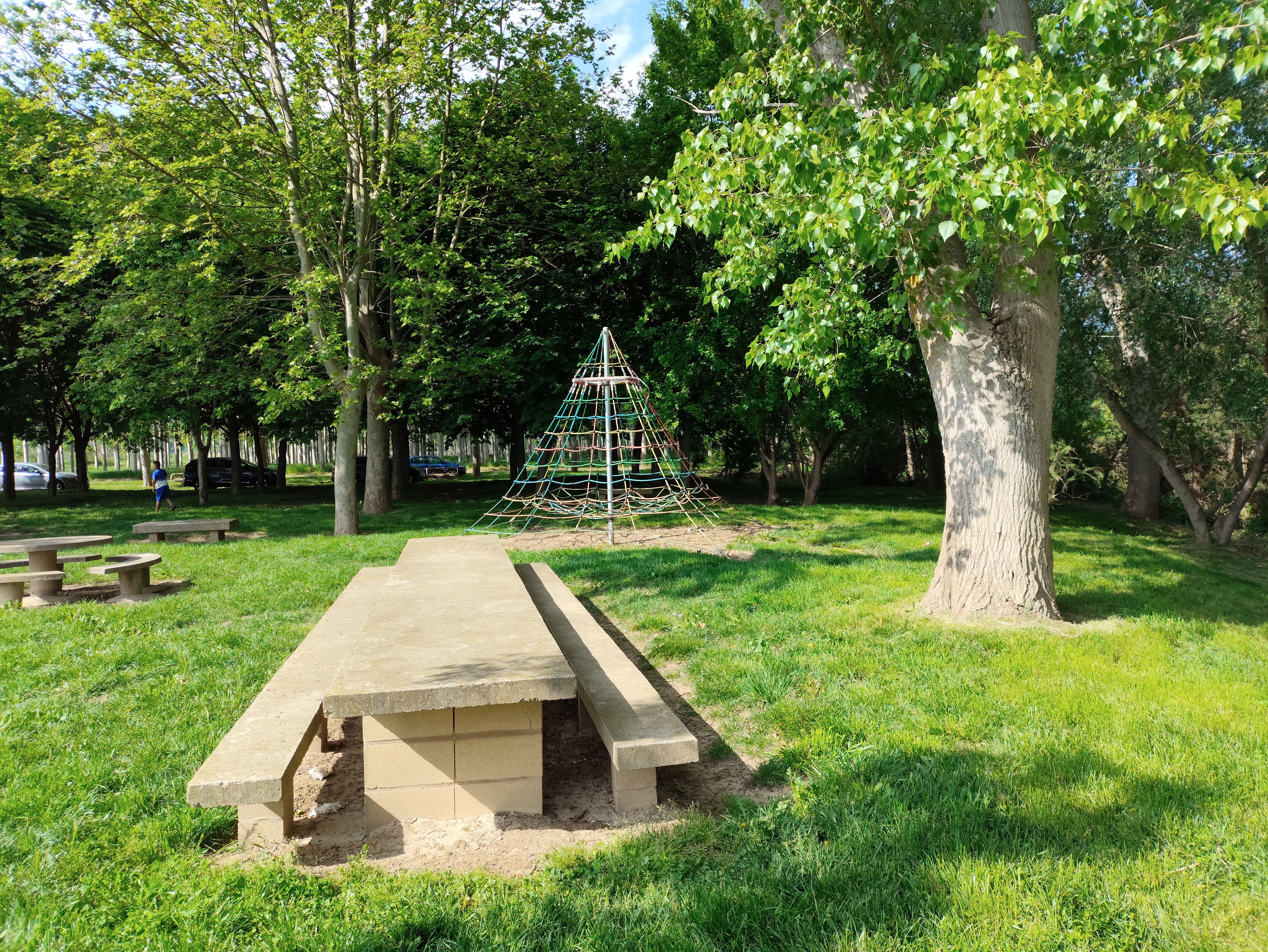 Parque Las Fuentes: Mesas - Juegos Infantiles